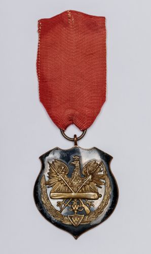Odznaka Wojaka, Związku Towarzystw Powstańców i Wojaków (na czarnej emaliowanej tarczy orzeł i wieni